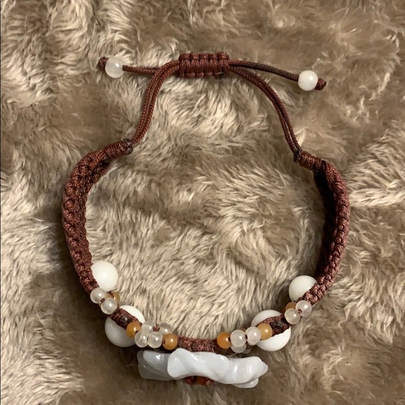 Brown braided bracelet with jade flower - Picture 4 of 4